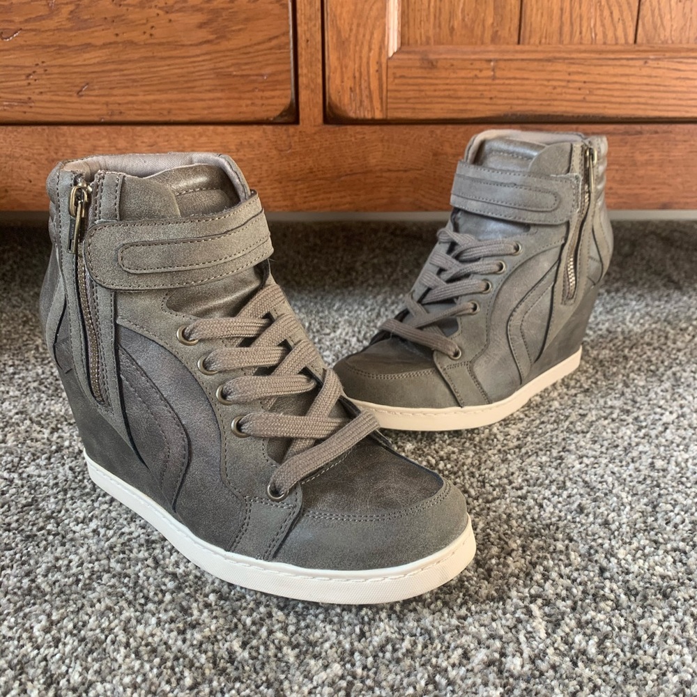 Candies sneaker boot gray/green, size 8 1/2
